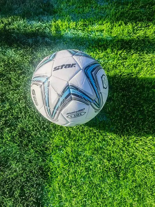 篮球爱好者实时关注比赛场景